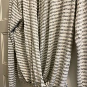 Womens LS v-neck lightweight sweater